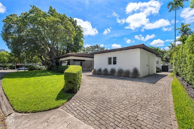 view of front facade featuring a front yard