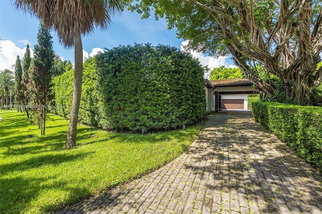 view of front of house featuring a front lawn and a garage