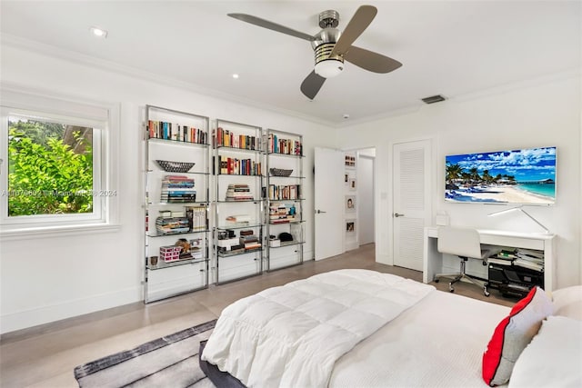 bedroom featuring crown molding, light hardwood / wood-style floors, and ceiling fan