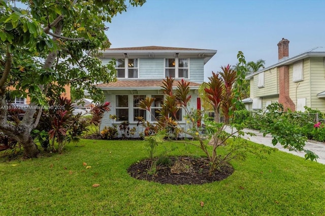 view of front of property featuring a front lawn