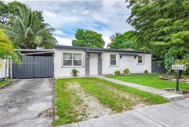 view of front of property featuring a front yard