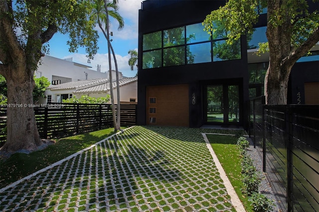 view of yard featuring a pergola