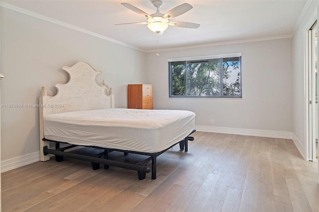 bedroom featuring crown molding, light hardwood / wood-style floors, and ceiling fan