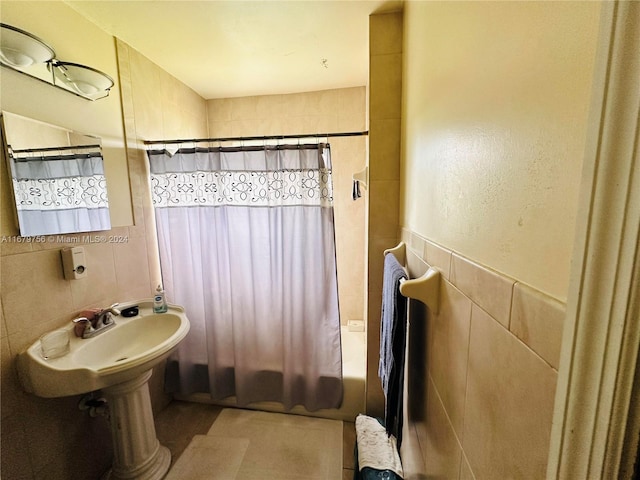 bathroom featuring tile walls