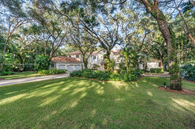 view of front facade featuring a front lawn