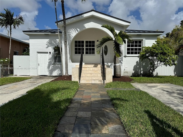 view of front of property with a front yard