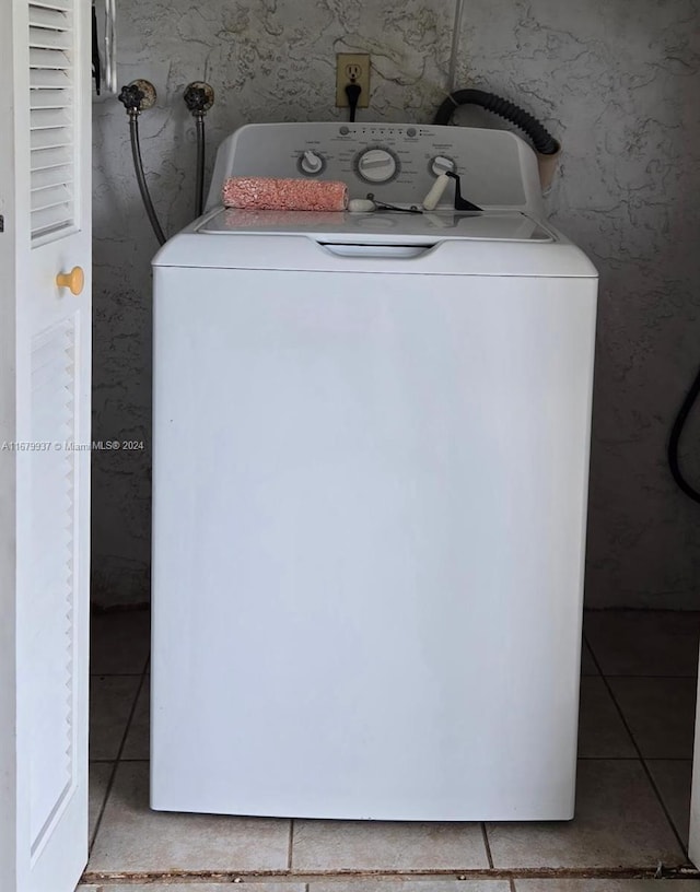 laundry area featuring washer / clothes dryer