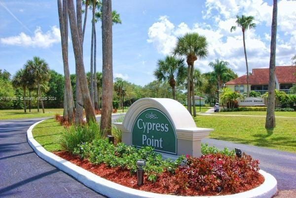 community / neighborhood sign featuring a yard