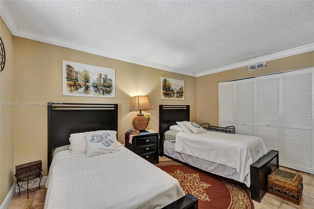 bedroom with crown molding, a textured ceiling, and a closet