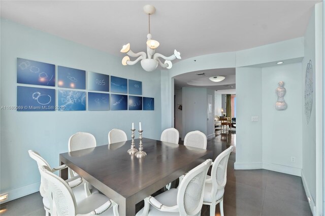 300 S Pointe Dr Unit 3204, Miami Beach, FL 33139 - dining area featuring arched walkways, a chandelier, and baseboards