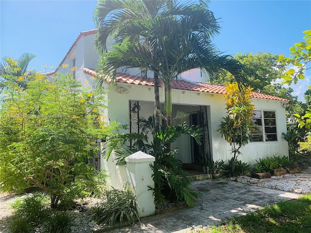 view of front of property featuring a patio area