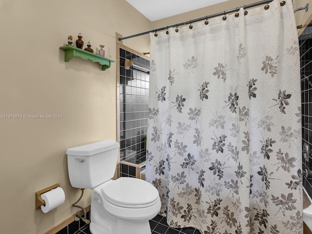 bathroom featuring tile patterned floors, a shower with curtain, and toilet