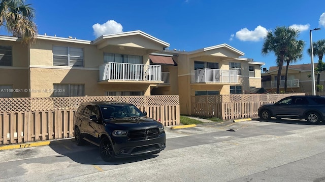 townhome / multi-family property featuring a balcony