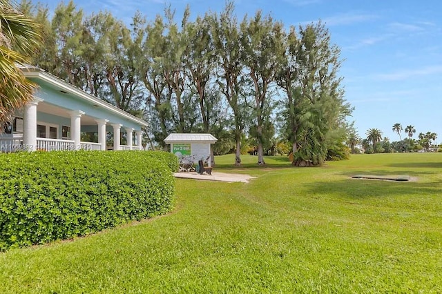 view of yard with an outbuilding