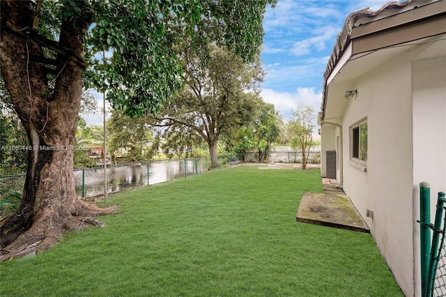 view of yard featuring a water view