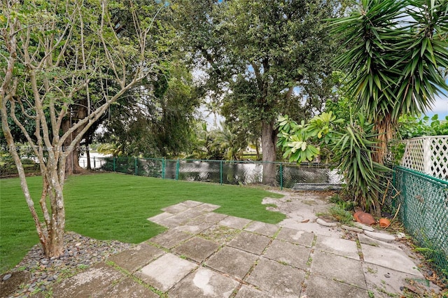 view of yard featuring a water view