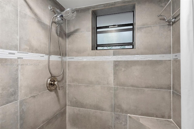 bathroom featuring tiled shower