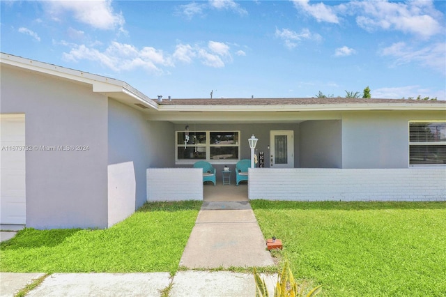 property entrance featuring a lawn