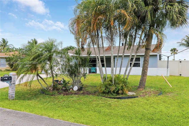 view of front of property featuring a front lawn