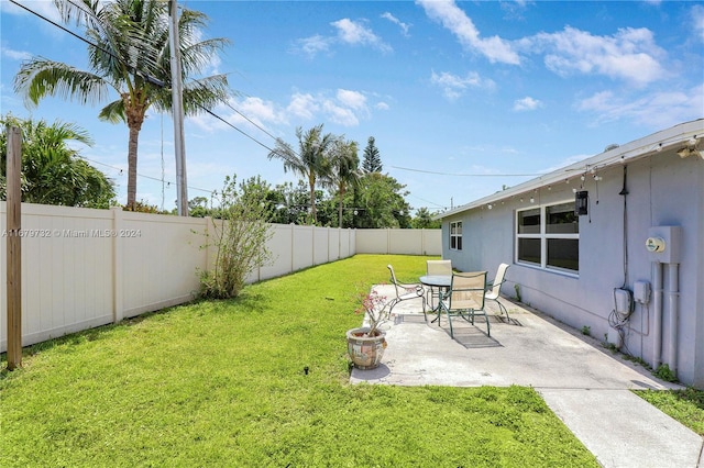 view of yard featuring a patio