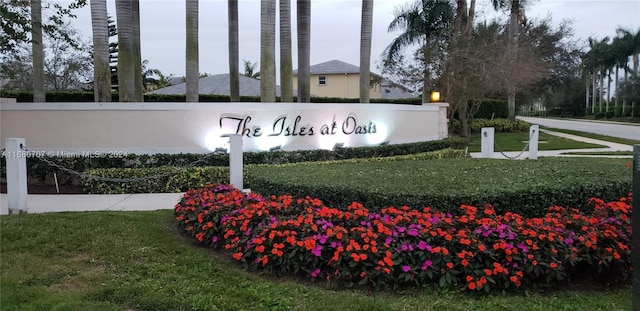 community sign with a lawn