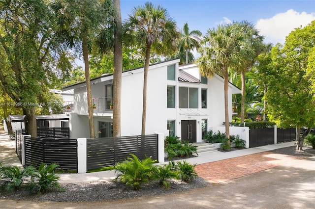 view of front of home featuring a balcony