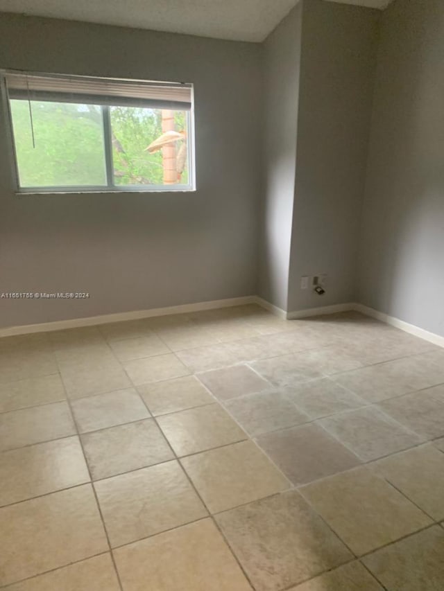 spare room featuring light tile patterned floors