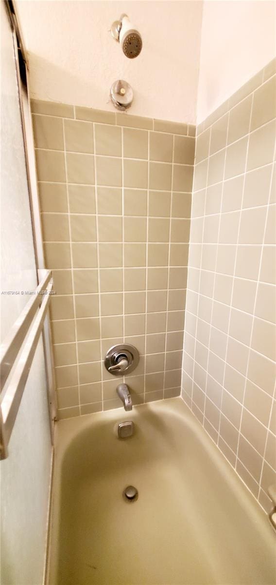 bathroom with tiled shower / bath combo