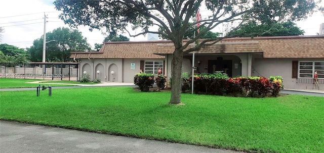 view of front of home featuring a front yard