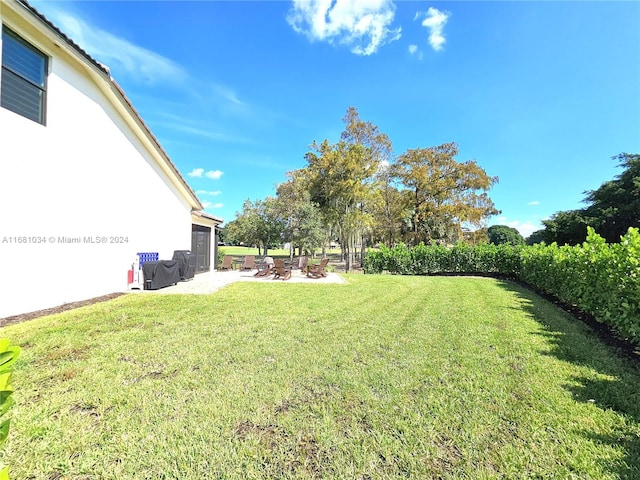 view of yard featuring a patio area