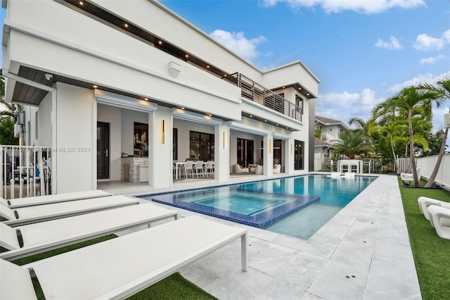 view of pool with an in ground hot tub and a patio area