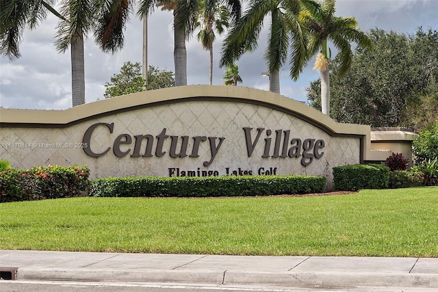 community / neighborhood sign featuring a yard