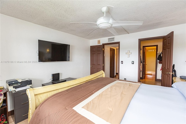 bedroom featuring ceiling fan and a textured ceiling