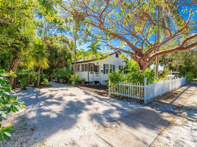 view of front of home with a fenced front yard