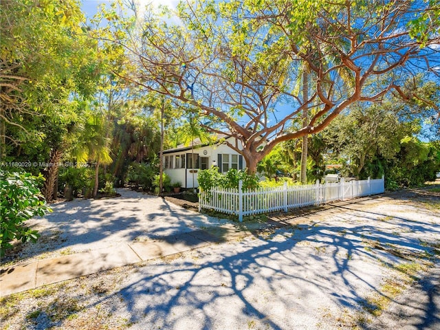 view of front of home with a fenced front yard