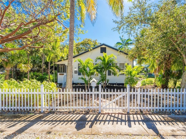 view of front of property featuring a fenced front yard