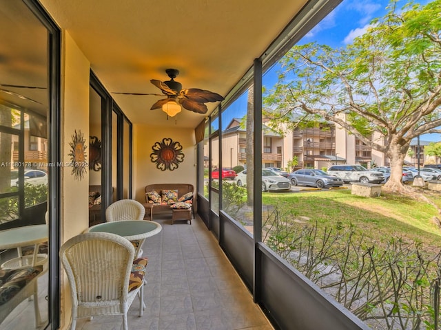 sunroom with ceiling fan