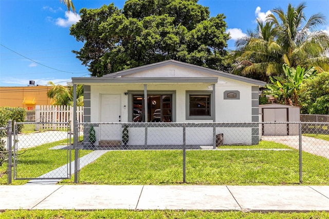 view of front facade featuring a storage shed and a front lawn