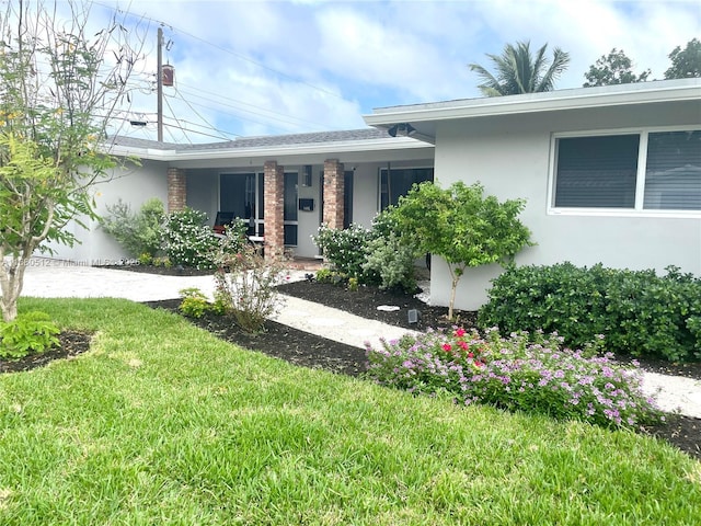 view of front of home featuring a front yard