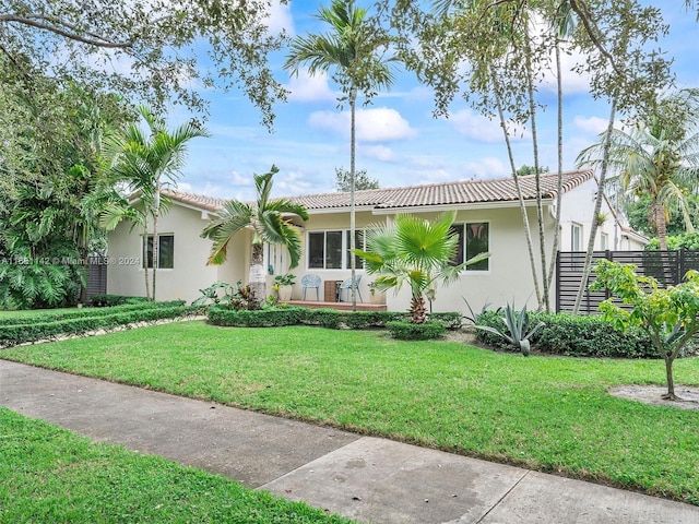 single story home with a front lawn