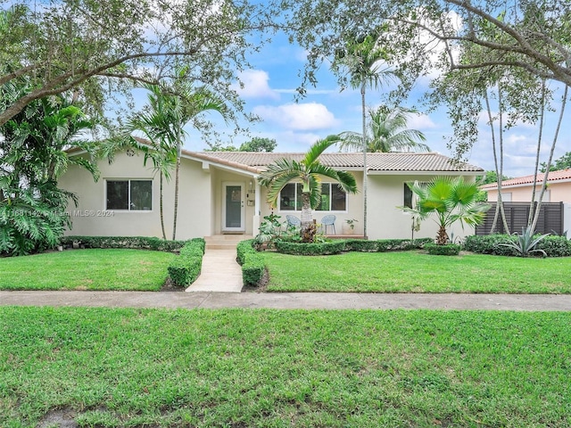 single story home with a front lawn