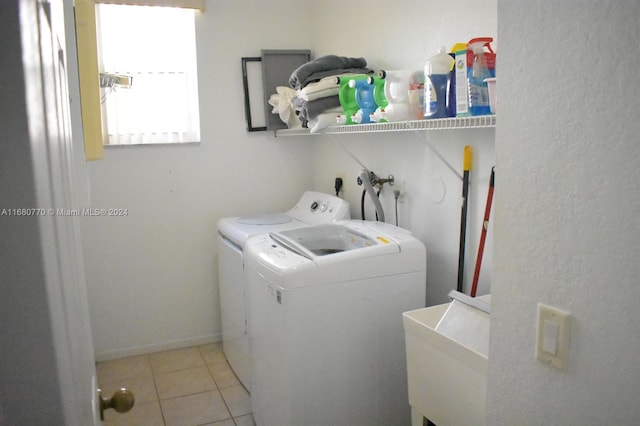 washroom with sink, light tile patterned flooring, and independent washer and dryer