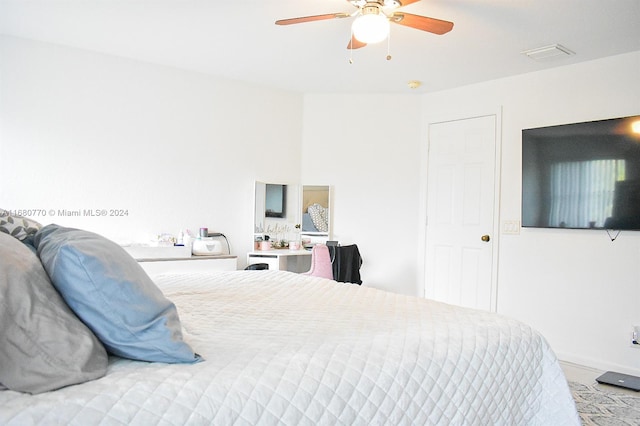 bedroom with ceiling fan