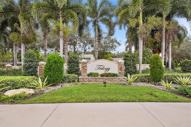 community / neighborhood sign featuring a yard