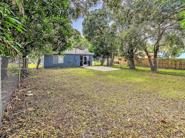 view of yard featuring a patio area