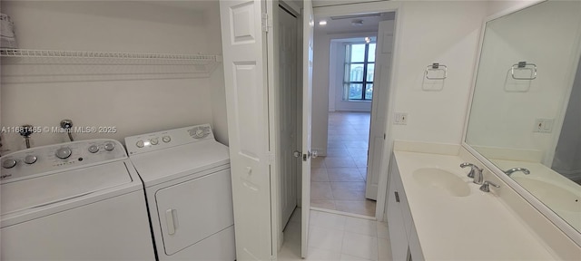 washroom featuring sink, light tile patterned floors, and independent washer and dryer