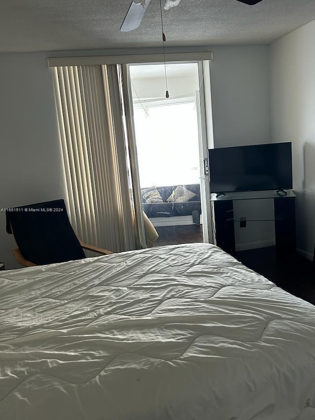 bedroom featuring ceiling fan and a textured ceiling