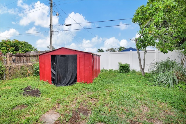 view of yard with a storage shed