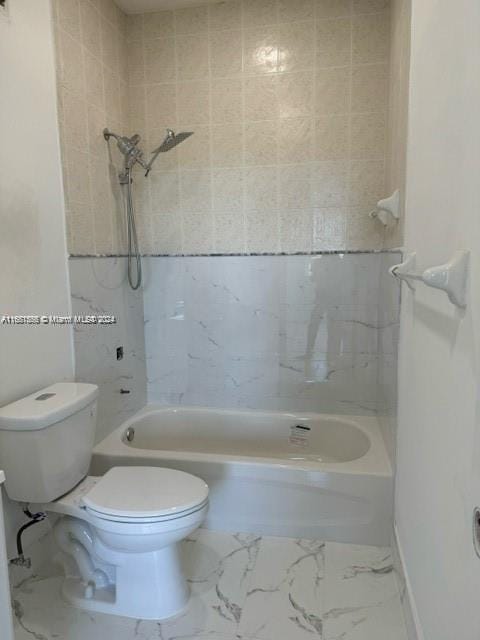 bathroom with tiled shower / bath and toilet