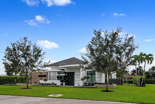 view of front of property featuring a front lawn